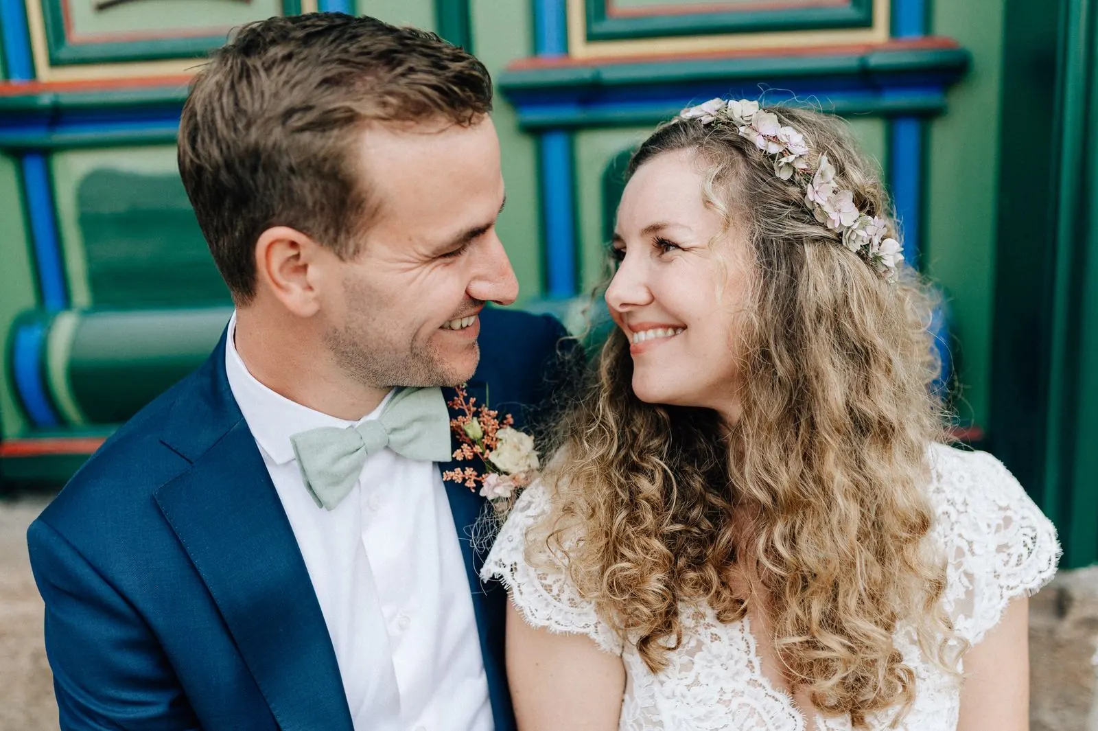 Brautpaar bei der Trauung im Standesamt Jork, Hochzeitsfotografie Julia Aßmann