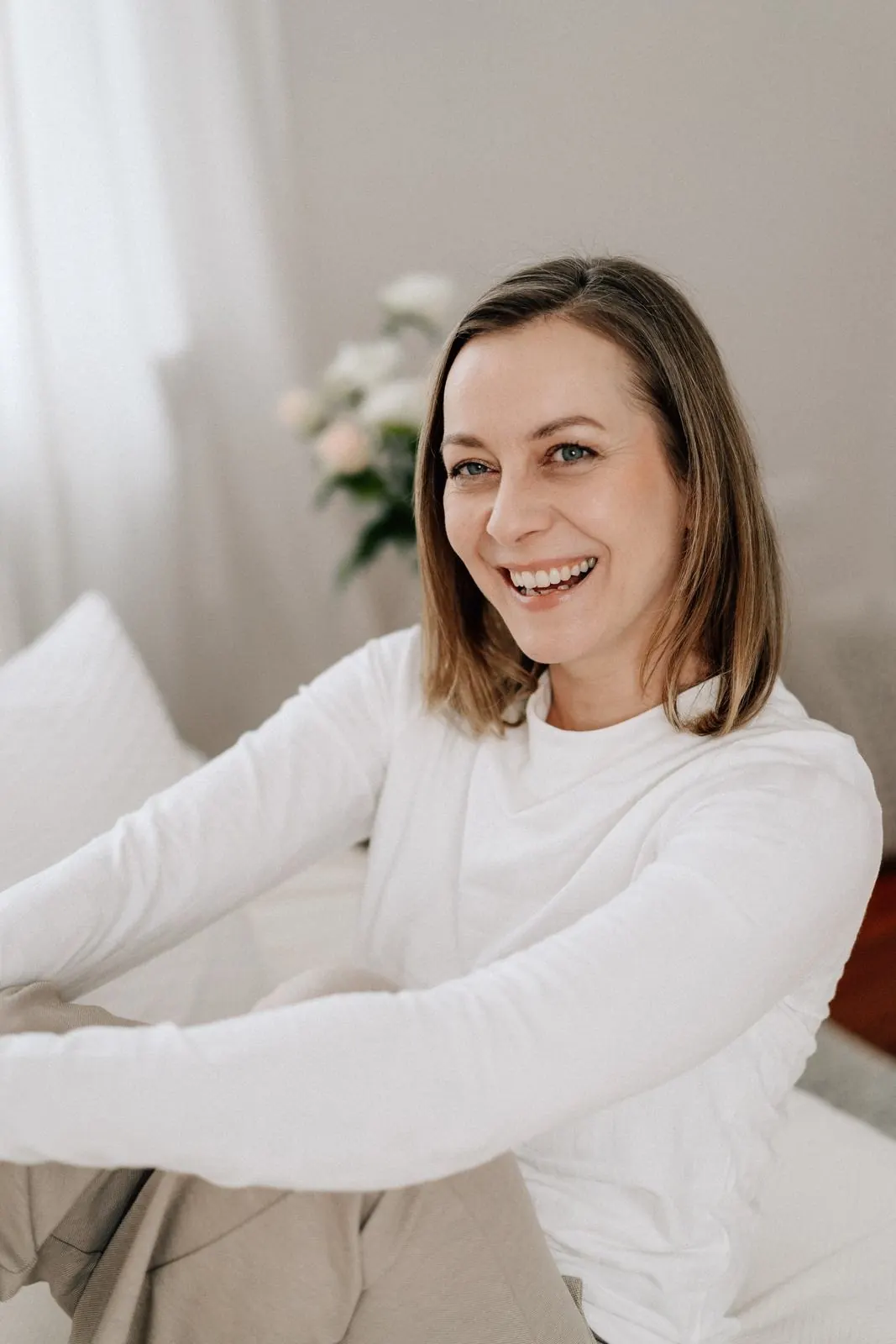 Fotografin Julia Aßmann lacht in ihrem hellen Studio in Jork
